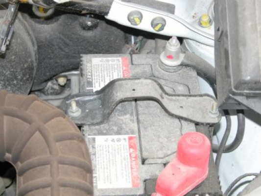 Au fost prinşi indivizii care au furat un acumulator de maşină